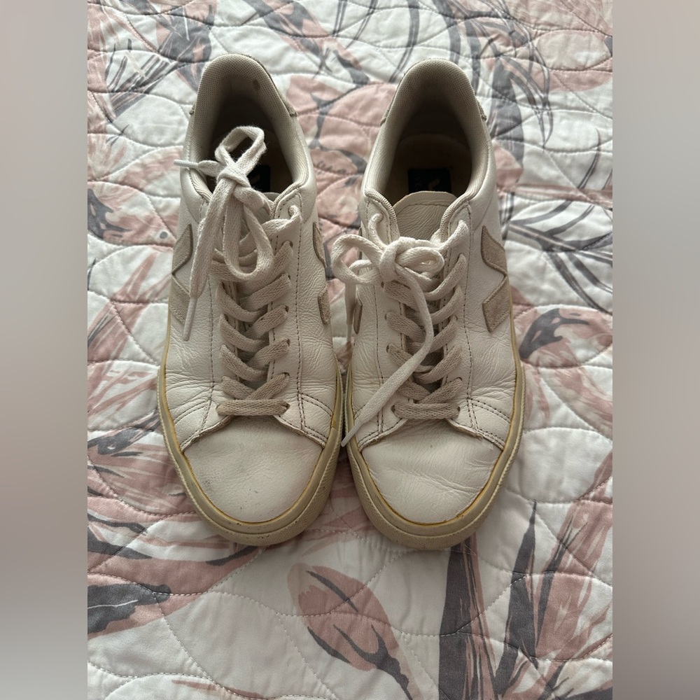 Veja Cream and Tan Low-Top Leather Sneakers